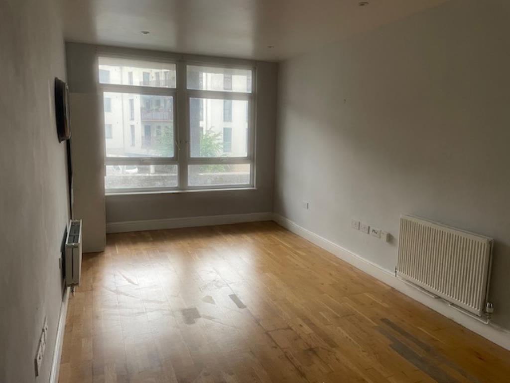 Lot: 99 - ONE-BEDROOM FIRST FLOOR FLAT - Living room area